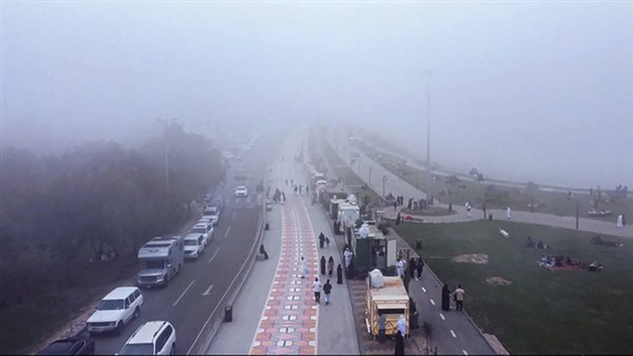 تحذير لمرتادي الطرق.. تقلبات جوية واسعة تضرب السعودية وسط صقيع ورياح نشطة